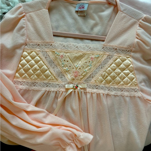 Embroidered Peach Nightgown by Cine Star - Vintage - Picture 3 of 5